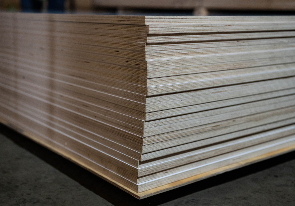 Преимущества белой ламинированной фанеры 18 мм